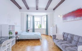 Cozy & Spacious Family Stay Near Train Station